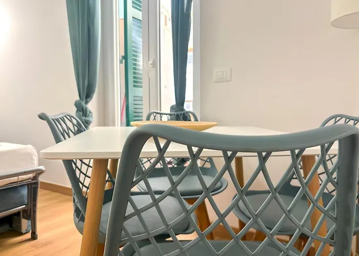 Апартаменты Modern With Private Balcony Near Colosseum Рим