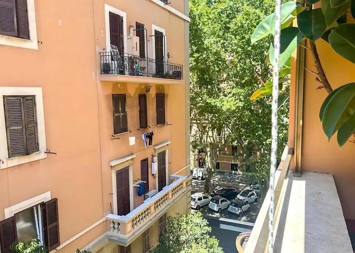 Апартаменты Modern With Private Balcony Near Colosseum Рим