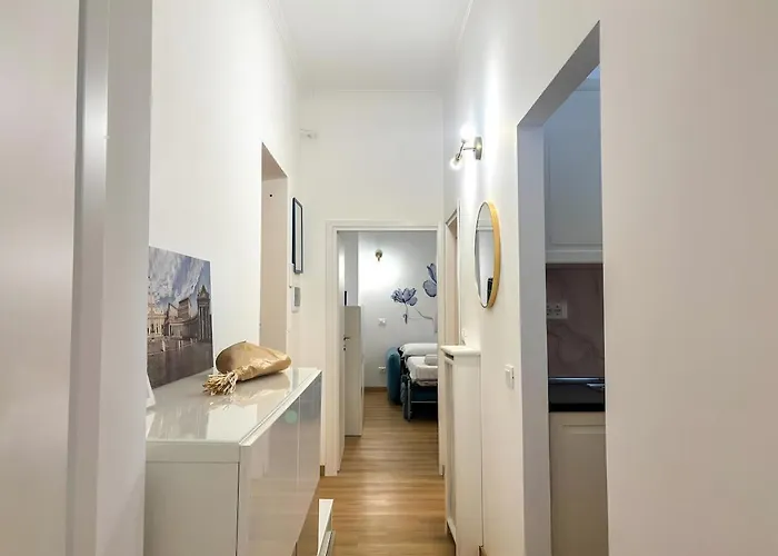 Апартаменты Modern With Private Balcony Near Colosseum